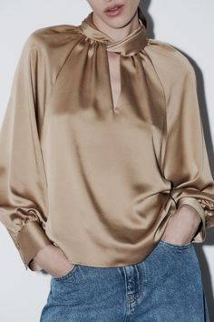 Satin Blouse Designs, Blouse Ideas, Zara Gold, Flowy Shirt, Tips Hair, Dress Blouse, Lakme Fashion Week, Gold Satin, Satin Top