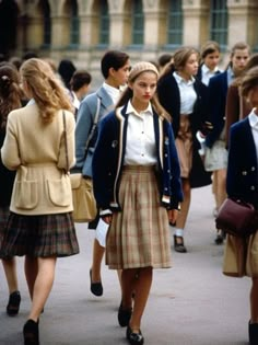 70s Preppy Fashion Women, 1950s Preppy Style, Og Preppy Style, Preppy 80s Aesthetic, 1950s School Uniform, School Girly Outfit, 80s Preppy Fashion Women, Preppy 80s Fashion, Old Preppy Aesthetic