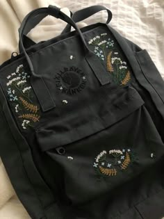 Customized Backpack Ideas, Embroidery On Bags Ideas, Embroidered Backpack Ideas, Embroidered Backpack Diy, Kanken Embroidery Diy, Embroidered Backpack Jansport, Backpack Embroidery Jansport, Kanken Embroidery Ideas, Cute Embroidered Backpack