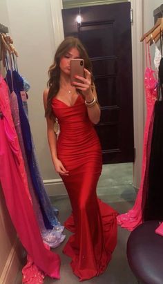 Este vestido de fiesta largo, confeccionado por expertos con un diseño de escote en V rojo y corte sirena, es una opción espectacular para cualquier ocasión especial. Su corte favorecedor y su estilo elegante te harán destacar entre la multitud. Haz una declaración con este vestido glamoroso y sé la reina del baile.

 Detalles:

 Estilo de vestido: sirena

 Color: Rojo

 Escote: escote en V

 Mangas: Sin mangas

 Estilo de espalda: Cremallera Tight Elegant Prom Dresses, Red Prom Dresses Long Fitted, Red Fitted Prom Dress Long, Red Corset Prom Dresses Long, Mermaid Style Prom Dresses Classy, Prom Inspo 2024, Senior Prom Dresses Red, Res Prom Dress, Red Debs Dresses