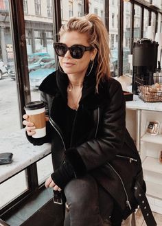 Sylvie Meis Style, Aviator Jacket, Mens Fashion Edgy, Leather Jacket Outfits, Womens Fashion Edgy, Black Outfits, Jacket Outfit, All Black Outfit