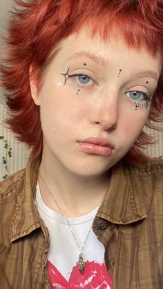 Simple Colored Eyeliner Makeup, Hippy Makeup Looks, Hippie Eyeliner, Hippie Makeup Looks, Indie Makeup Looks, Funky Eyeliner, Makeup Hippie, Eyeliner Inspo, Hippie Makeup