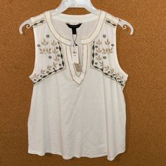 Nwt Banana Republic Sleeveless Top With Embroidered Design, White Size Petite Small Sleeveless Tops With Floral Embroidery For Vacation, Casual Sleeveless Embroidered Top For Vacation, Sleeveless Floral Embroidery Tops For Vacation, Vacation Sleeveless Tops With Floral Embroidery, White Floral Embroidery Tank Top For Spring, White Floral Embroidery Vest For Spring, White Embroidered Tank Top For Spring, Casual White Tank Top With Floral Embroidery, White Sleeveless Embroidered Top For Summer