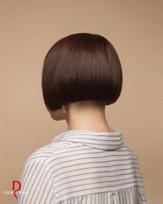 Pixie Cut Shaved Sides, Hair Beach Waves, Side Cut Hairstyles, Hairstyles For Short Hair Summer, Bob Shaved Nape, Shaved Nape Undercut, Short Hair Summer, Shaved Hair Cuts