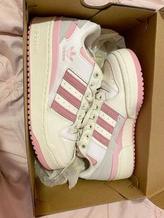 Adidas Forums Pink, Pink Shoes Adidas, Styling Pink Shoes, Cute Shoes Adidas, Adidas Forum Bold Outfit, Adidas Aesthetic Shoes, Pink Adidas Forum, Adidas Forum Low Pink, Pink Shoes Aesthetic