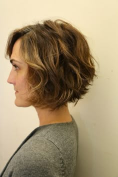 12 Stylish Bob Hairstyles for Wavy Hair - PoPular Haircuts Short Layered Curly Hair, Hairstyles For Wavy Hair, Tan Skin Blonde Hair, Wavy Bob Haircuts, Short Wavy Bob, Layered Curly Hair, Wavy Hairstyles Medium, Wavy Bob Hairstyles, Wavy Bob