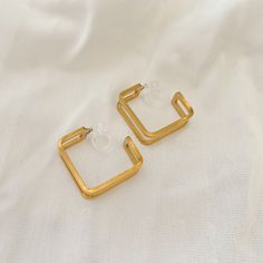 No piercing? No problem. Allergic to all metals? We got you. Introducing our newest line of clip on earrings, that will work for all types of skin types and hole-less lobes. Description: Clip-on piece has our resin, bendable piece to fit around your earlobe Metal: 18K Gold plated Stainless Steel Size: 22mm x 8mm Weight: 3g for one earring Types Of Skin, One Earring, Gold Clips, No Problem, Clip On, Clip On Earrings, Skin Types, 18k Gold, Plating