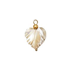 Een bedel van schelp in de vorm van een hartje. Een ideale bedel om je eigen bedelketting of armband mee te maken. Shell Heart, Diy Charm, Pearl Heart, Gold Charms, Cute Charms, Pearl Shell, A Necklace, Mother Of Pearl, Charm Necklace