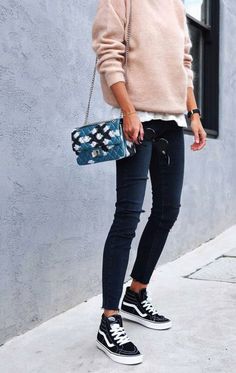 Comment porter des Vans : nos inspirations pour savoir comment porter des Vans - Elle Estilo Vans, Outfits Con Jeans, Pink Knit Sweater, Mode Casual, Outfit Jeans, Holiday Outfit