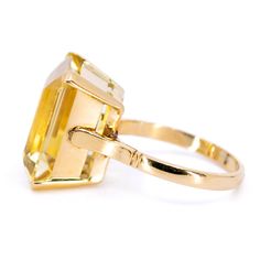 This beautiful cocktail Retro (1935-1950) ring feature ±12.00ct. Citrine crafted in 18ct. Materials: Citrine, 18ct. Size: 17.73 NL / 55.7 FR / 7½ US / O½ UK, sizeable (within reason). Dimensions: H 1 x L 1.4 x W 1.6 cm. Weight in grams: 7. Condition: Very good condition - slightly used with small signs of wear. Elegant Yellow Gold Rectangular Topaz Ring, Classic Yellow Topaz Ring For Formal Occasions, Elegant Rectangular Topaz Ring For Formal Occasions, Elegant Formal Rectangular Topaz Ring, Elegant Rectangular Topaz Ring In 14k Gold, Art Deco Citrine Rings For Formal Occasions, Elegant 14k Gold Rectangular Topaz Ring, Elegant Rectangular Citrine Ring, Elegant Gold Rectangular Topaz Ring