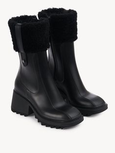 Rain Boot Outfit, Pretty Boots, Sweden Fashion, Chloe Boots, Warm Winter Boots, Ankle Rain Boots, Winter Fashion Boots, Chloe Shoes, Fresh Shoes