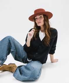 Wren's telescope crown lends a hint of Western style to a classic flat-brim shape. A hat versatile enough to pair with worn jeans to a linen dress. Wren features an adjustable leather chinstrap that gives it a little extra somethin' + can easily tuck into the crown for an additional look. Stylish Hat Outfits, Outfit Ideas For Work, Hat Outfits, Worn Jeans, Crown Heights, Halo Style, Wearing A Hat, Stylish Hats, Outfits With Hats