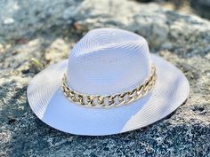 New to the shop! THIS IS NOT SOLD AS A SET 💓 Gold chain is plastic material Custom Straw hats are the perfect accessory for Spring and Summer. Follow us in Instagram: @kyboutique4 SHARE YOUR PICTURES IN INSTAGRAM #kyboutique4 Website: Visit un also on the web www.kyboutique4.com Please make sure to read my Shipping Terms & Conditions Information prior to making a purchase. https://www.etsy.com/shop/Kyboutique4/policy Womens Sun Hat, Sunflower Outfit, Womens Fedora Hat, Summer Romper Outfit, Vacation Hat, Womens Straw Hats, Womens Fedora, Leather Headbands, Straw Hats