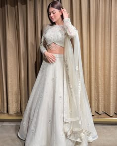 White Ghaghra Designs, Brown Colour Dress Indian, White Sangeet Outfit, Wedding Dresses Sister Of The Bride, White Lehenga For Engagement, Net Lehanga Designs Latest For Women, White Blouse Designs For Lehenga, White Lengha Outfit, Lengha Designs Latest 2024