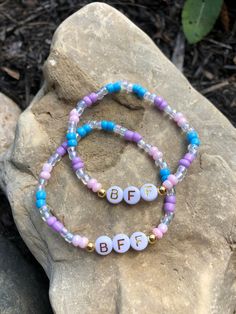 Bff Bracelets Diy Beads, Bff Bracelets Diy, Best Friend Beaded Bracelets, Two Bff, Bff Bracelet, Pulseras Kandi, قلادات متدلية, Best Friend Bracelet, Small Bead Bracelet