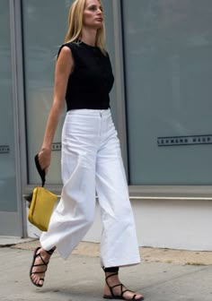 White Pants Outfit, How To Look Expensive, Look Expensive, Ageless Style, Comfy Clothes, Holiday Wardrobe, Casual Work Outfits, Button Crafts, Quiet Luxury