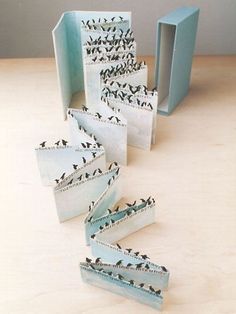 there are many small boxes with birds on them