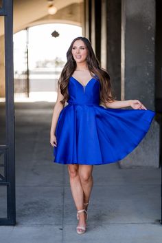 A model in a simple dress features a v-neckline with flared skirt. 90s Style Party, Hoco Dress Short, Style Party Dress, Simple Heels, Hoco Dress, Glam Style, Simple Dress, Style Preppy, Style Party