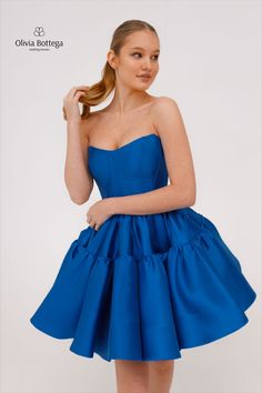 Semi sweetheart neckline sapphire color sleeveless formal gown 2000s Girl Aesthetic, Trending Dress Styles, Summer Outfits Vintage, After Party Wedding Dress, Semi Sweetheart Neckline, After Party Wedding, Aesthetic Outfit Summer, Mikado Wedding Dress, Prom Dresses Ideas