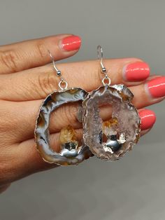 Give the gift of wonder with our Large Geode Earrings. These stunning pieces feature real geodes, each a natural masterpiece, capturing the beauty of crystalline formations. Make a statement with this unique gift that reflects the Earth's artistry.  🔸Nickel-free 🔸40mm geode size 🔸Color may vary according to lighting 🔸Silver filled We offer  🔸Fast shipping  🔸Free shipping eligible orders 🔸Polishing cloth  🔸Free Gift for orders above 100€ 🔸Gift box 🎁 🔸Great customer service  Geodes are Raw Crystal Earrings, Large Geode, Large Drop Earrings, 100 Gift, Geode Earrings, Abstract Earrings, Citrine Earrings, Mismatched Earrings, Earrings Large