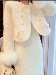 Plain Coats, Pearl Jacket, Winter Mode Outfits, Outfit Elegantes, Types Of Coats, Cross Neck, Winter Fashion Outfits Casual, Look Short, Beautiful Cover