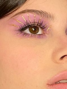 Festive Christmas Makeup, Whimsical Eye Makeup, Makeup Eyeliner Ideas, Pink And Gold Makeup Looks, Glitter Face Makeup Festival, Pink Glitter Makeup Looks, Glitter Makeup Halloween, Creative Eye Makeup Design, Face Painting Artistic