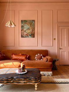 Colourful living room with bold patterns and panelled walls Groovy House, Content House, Pink Living Room, Colourful Living Room, Living Room Colors, Pink Walls, Living Room Inspo