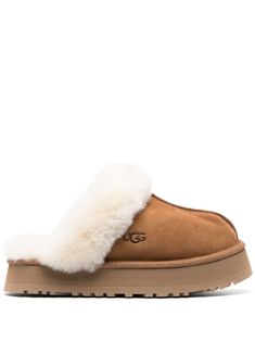 Disquette shearling platform slippers from UGG featuring chestnut brown, shearling lining, slip-on style, embossed logo to the side, round toe, branded insole and platform sole. Ugg Mini Bailey Bow, Ugg Chestnut, Cute Uggs, Ugg Sneakers, Preppy Shoes, Moon Boot, Ugg Bailey, Suede Slippers, Fabric Labels