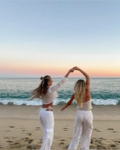 summer vibes, beach pics Sunset Season, Best Man's Outfit, Cute Beach Pictures, Sisters Photoshoot Poses, Instagram Heart, Ocean Girl, Summer Picture Poses, Sisters Photoshoot, Friend Pictures Poses