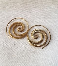 Bohemian small spiral brass hoops earrings with tribal design.Boho minimal earrings dainty very easy to wear all day long.Tribal ethnic earrings ideas for gift for wife.Ethnic jewelry. SIZE: 25 mm x 25 mm. YOU CAN FIND SOME SIMILAR MODELS IN: https://www.etsy.com/es/listing/287910751/pendientes-boho-argolla-tribal-pendiente?ref=shop_home_active_9&frs=1 https://www.etsy.com/es/listing/628779757/pendientes-boho-pendientes-plata?ref=shop_home_active_3 https://www.etsy.com/es/listing/287907989/p Unique Metal Cartilage Earrings As Gift, Unique Metal Cartilage Earrings For Gift, Unique Gift Cartilage Earrings, Dainty Single Hoop Earring In Metal, Unique Summer Metal Jewelry, Unique Handmade Hoop Earrings For Summer, Adjustable Metal Hoop Wrap Earrings, Elegant Brass Hoop Earrings, Unique Wire Wrapped Earrings