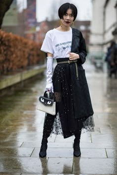 . Italian Street Style, Rihanna Street Style, European Street Style, Sandal Tali, Gonna In Tulle, Mode Editorials, Fall Fashion Coats, Mode Casual