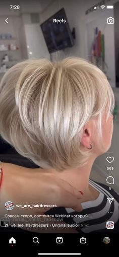 Kratke Frizure Za Gustu Kosu, Short Layered Bob Haircuts, Chic Short Haircuts, Stacked Hair, Stylish Short Hair, Medium Short Hair, Chin Length Hair, Beauty Tips For Hair, Bob Hairstyles For Fine Hair