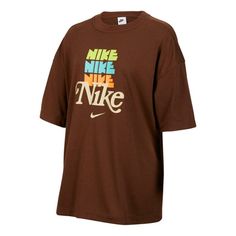 Brown Nike Tee, Casual Brown T-shirt With Graphic Print, Oversized Brown T-shirt With Letter Print, Brown Crew Neck T-shirt With Logo Print, Brown Short Sleeve Tops With Letter Print, Brown Crew Neck Top With Letter Print, Casual Brown Crew Neck T-shirt, Brown Graphic Tee With Short Sleeves, Brown Cotton T-shirt With Logo Print