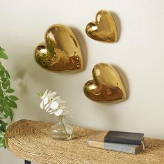 Perfect for enhancing living rooms and offices, this set of three heart-shaped wall sculptures adds a captivating touch to both contemporary and classic interiors. River Decor, Ceramic Wall Decor, Ceramic Heart, Classic Interiors, Traditional Interior, Classic Interior, Online Art Store, Wall Sculptures, Home Wall Decor