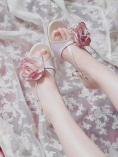 Step into a world of elegance and charm with our Vintage Inspired Floral Satin Heels, perfect for those seeking a touch of Regency era glamour. These exquisite shoes feature a delicate satin upper adorned with a romantic rose embellishment, making them the ideal choice for vintage-themed events, weddings, or a chic day out. The soft lavender hue paired with the intricate floral detail adds a timeless appeal, reminiscent of Bridgerton's opulent style. Crafted with a comfortable TPR (牛筋) sole and a premium leather insole, these shoes are designed to offer both style and support. The inner lining is made from ultra-fine microfiber, providing a soft touch against the skin for all-day comfort. The modest heel, ranging from 1.9 to 2 inches (3-5 cm), offers the perfect lift, enhancing your silhou Wardrobe Vintage, Tulle Ruffles, Soft Lavender, Pearl Details, Satin Heels, Dress Gloves, Rhinestone Bow, Regency Era, Retro Shoes