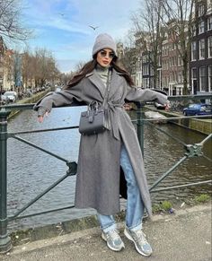 Amsterdam Outfit Winter, Amsterdam Outfit Ideas, What To Wear In Amsterdam, Grey Sneakers Outfit, Amsterdam Travel Tips, Aesthetic Winter Outfit, Aesthetic Winter Outfits, Amsterdam Outfit, Fur Coat Outfit