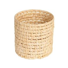 a round basket made out of straw