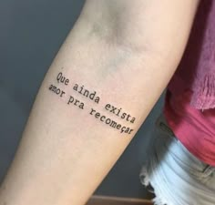 a woman with a tattoo on her arm that says que anda exisita amo preceme?