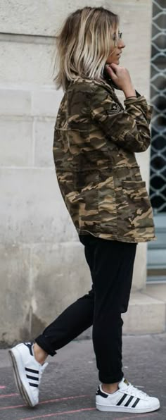 Camouflage coat + Camille Callen + Mango jacket + androgynous style joggers + pair of classic Adidas Superstars Jacket: Mango, Joggers: Forever 21, Top: Zara, Sneakers: Adidas. Cute Sneaker Outfits, Looks Adidas, Camouflage Coat, Fashion Trend Report, Look Adidas, Gorgeous Outfits, Mode Casual