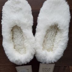 Perfect Slippers Socks In White Size 8-10 Women's New With Tags Comfortable White Indoor Socks, Comfortable Super Soft White Socks, Comfortable Soft White Socks, White Super Soft Comfortable Socks, Super Soft White Winter Socks, Non-slip White Slippers For Winter, White Super Soft Socks, White Non-slip Slippers For Winter, White Synthetic Winter Slippers