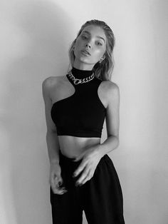 Women High Neck Crop Tank Top with Cut Out Detail Active Asymmetric Crop Tank Top Desserts Apple, Outfits 2000s, Fest Outfits, Baggy Sweatpants, High Neck Crop Top, 2000s Style, Stil Boho, Middle Age Fashion, Elsa Hosk