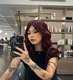 Pelo Color Vino, Cherry Hair Colors, Plum Hair, Wine Red Hair, Wine Hair, Red Hair Inspo, Cherry Hair, Trendy Activewear, Dark Red Hair