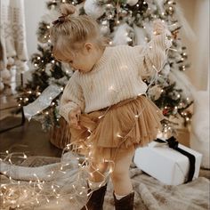 Christmas Picture Ideas Toddler, Home Christmas Photoshoot Kids, Simple Christmas Photoshoot Indoor, Christmas Clothes Kids, Toddler Christmas Photos, Natal Baby, Christmas Photoshoot Kids, Winter Wonderland Card, Toddler Photoshoot