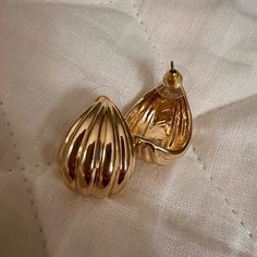 New Without Tags Elegant Shell-shaped Gold Hoop Earrings, Elegant Gold Shell Hoop Earrings, Seashell Earrings, Clip On Earrings, Sea Shells, Jewelry Earrings, Fast Delivery, Women Jewelry, Tags