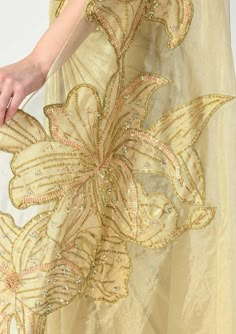 Kaya Sari Lily Flower Embroidery Designs, Applique Hand Embroidery, Applique Patterns On Kurtis, Embroidery Saree Designs, Embroidery Lily, Sitara Work, Lily Embroidery, Dupatta Embroidery, Gold Saree