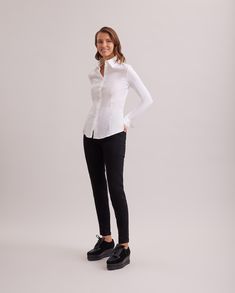 T-Blouse made with jersey pima, collar and cuff in poplin pima. White Cotton Shirt, Spring Sneakers, Tailored Design, Fall Coat, Mixing Fabrics, Poplin Shirt, White Shirts, Women's Shirts, Collar And Cuff