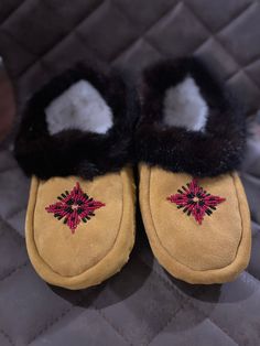 Moccasins are handmade with genuine suede leather and fur. All materials used are of quality.  All of my items are made by a family of Manitoba Metis women who take pride in creating beautiful pieces while honoring their culture. Handmade Moccasins Slippers with unique bead pattern size 7.5 Woman True Fit  US/CA Natural Mink Fur Trim Handmade Moccasins, Amazing Food Hacks, Moccasin Slippers, Beadwork Designs, Size 10 Women, Moccasins Slippers, Bead Pattern, Mink Fur, Amazing Food