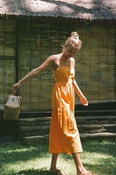 Bright orange tiered midi dress Orange Linen Dress Outfit, Yellow Dress Summer Casual, Euro Outfits, Funky Formal, Orange Linen Dress, Casual Sun Dress, Orange Summer Dress, Linen Outfits, Statement Heels