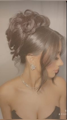 Credits #kykhaircare on TikTok #hair #updo #prom #hairstyles Hair Updo Prom, Updo Prom Hairstyles, Curly Hairstyles For Round Faces, Quince Hair, Updo Prom, Classy Updo, Tiktok Hair, Birthday Hairstyles