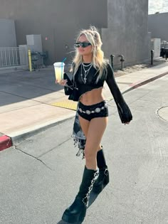 Rock Groupie Aesthetic, All Black Outfit Festival, Crochet Top Festival Outfit, La Onda Festival Outfits, Knock2 Rave Outfit, Last Minute Rave Outfit, Techno Outfit Rave Berlin, Cage The Elephant Aesthetic Outfit, Rave Princess Outfit